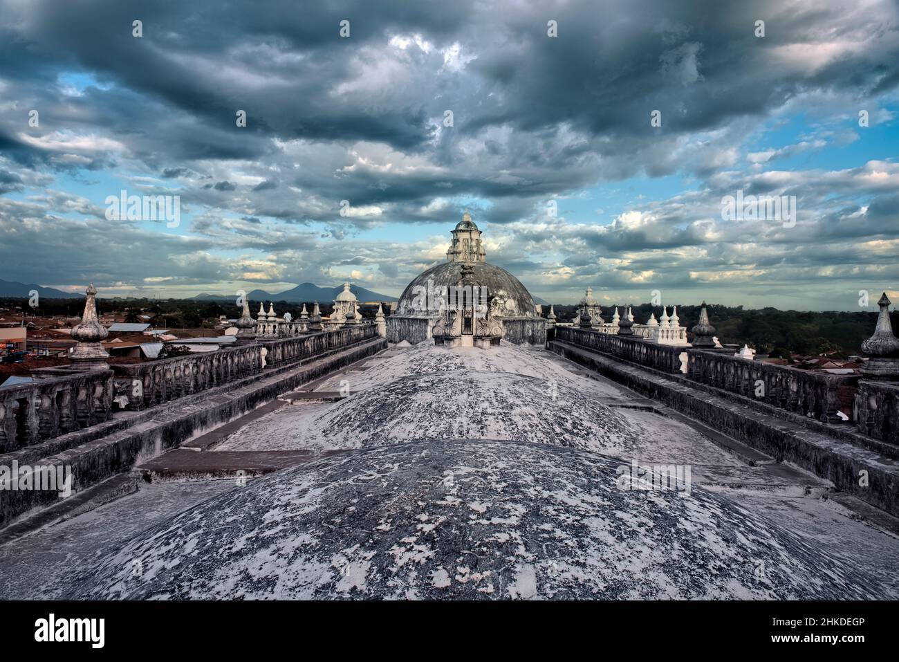 Les magnifiques dômes sur le toit de la cathédrale de León, classée au patrimoine mondial de l'UNESCO, León, Nicaragua Banque D'Images