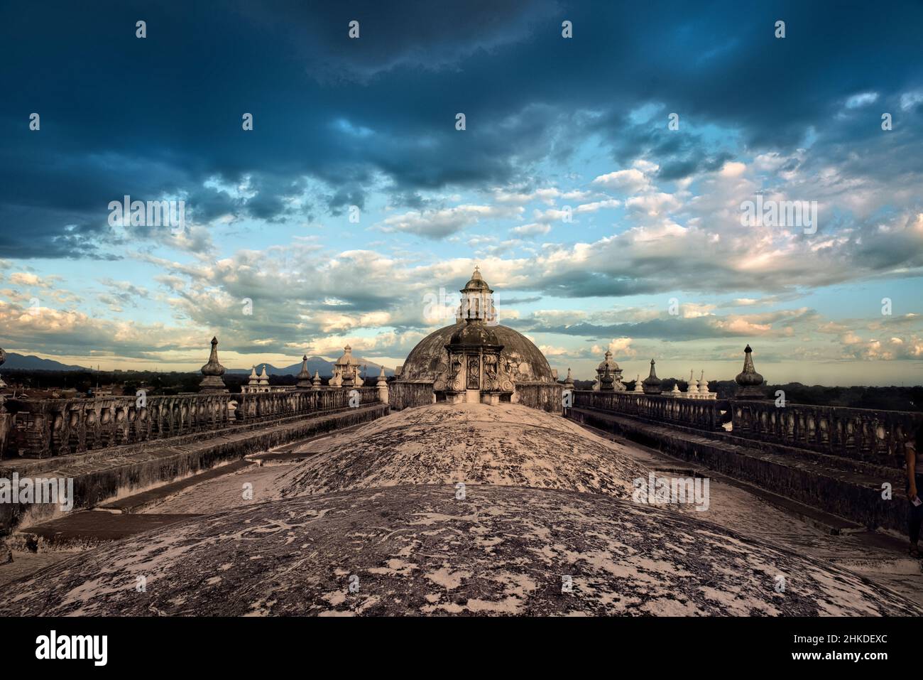 Les magnifiques dômes sur le toit de la cathédrale de León, classée au patrimoine mondial de l'UNESCO, León, Nicaragua Banque D'Images