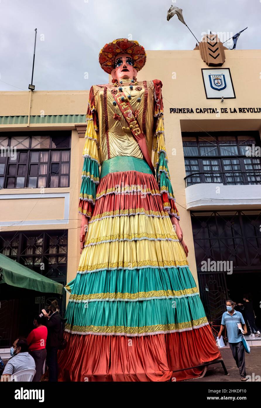 Marionnette géante la Gigantona pour le festival Purisma à León, au Nicaragua, patrimoine de l'UNESCO Banque D'Images