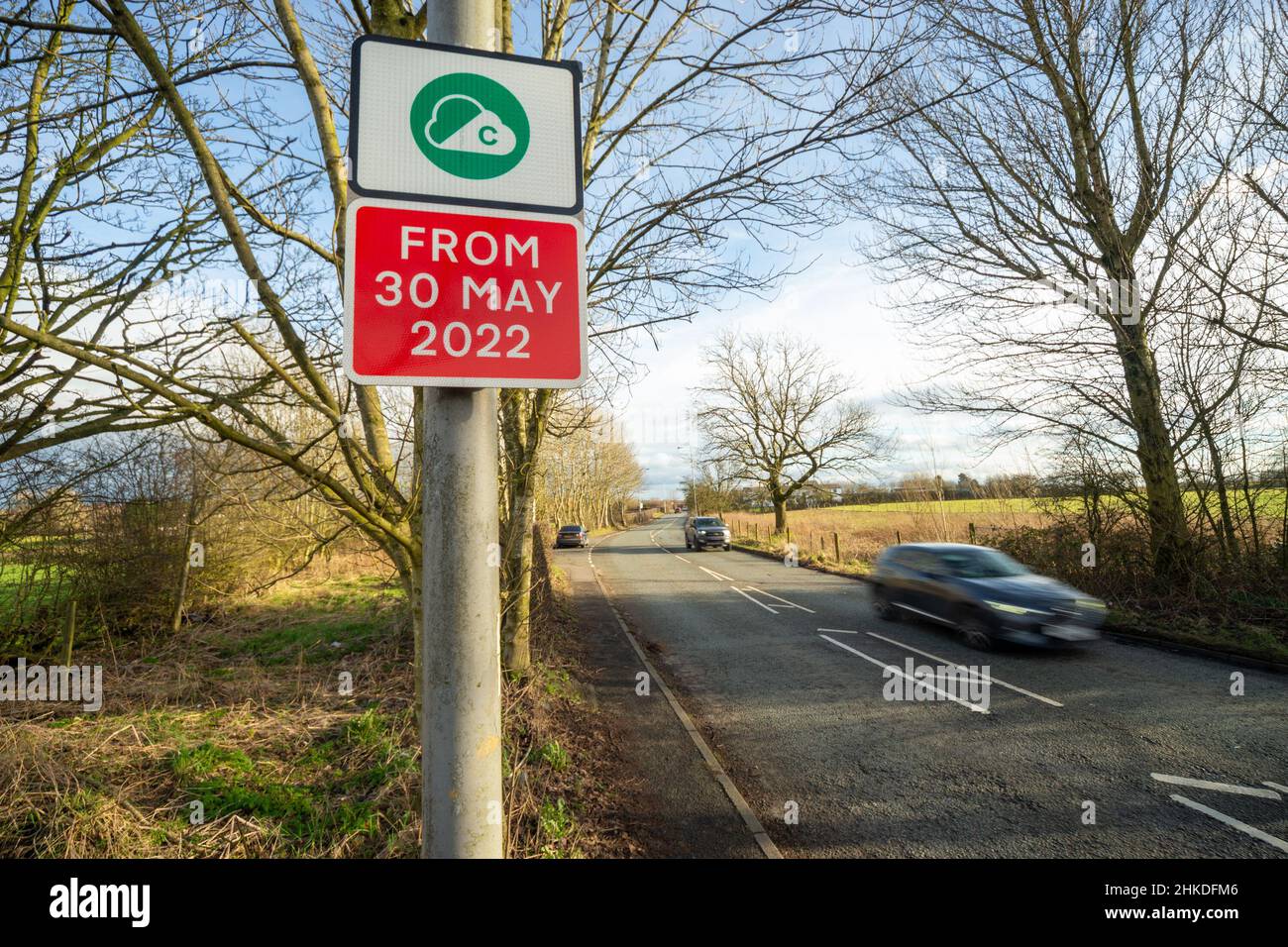 Le panneau Greater Manchester Clean Air zone se trouve à côté d'une route qui passe par la circulation, Angleterre, Royaume-Uni Banque D'Images