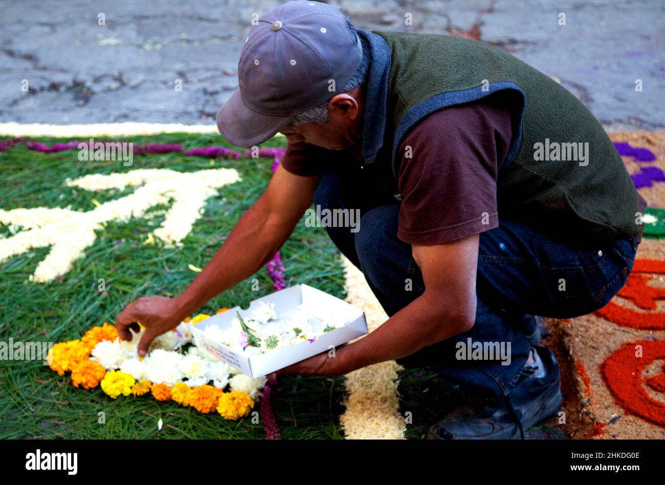 Écran de rue des locaux produisant alfombra, tapis de sciure avec des motifs colorés pour le Père Noël Semana, Pâques dans les rues du lac Atilan, Guatemala. Banque D'Images