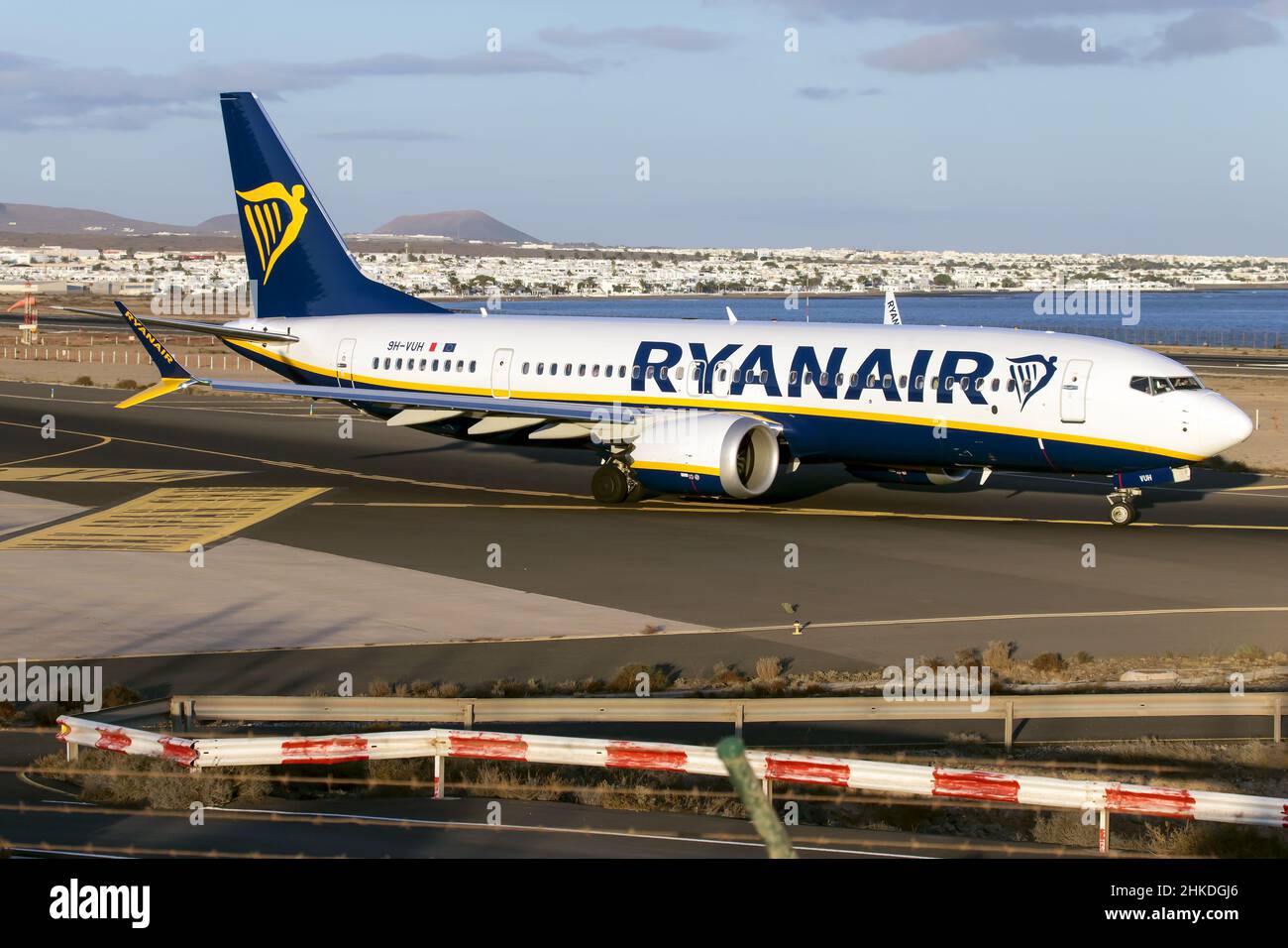 Un Boeing 737-8-200 MAX de Ryanair (Malta Air) au départ de l'aéroport de Lanzarote Arrecife. Banque D'Images