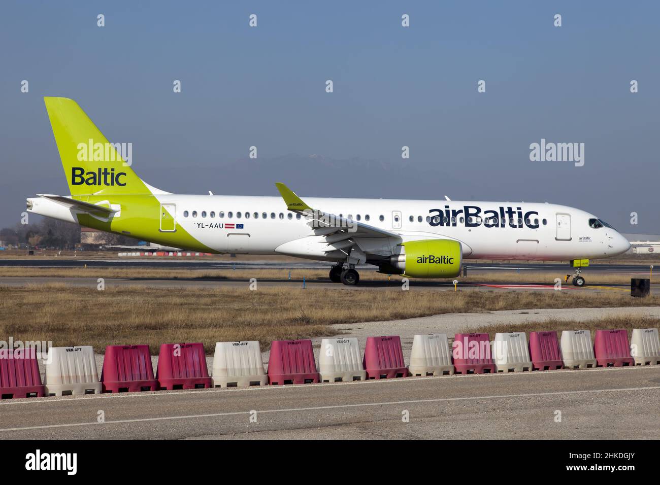 Un Airbus 220-300 Air Baltic vient d'atterrir à l'aéroport de Vérone Villafranca (Catullo) après deux heures de vol au départ de Riga Banque D'Images