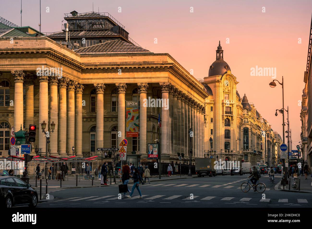 Paris, France - 25 février 2021 : la Bourse de Paris et la rue Reumur avec ses bâtiments haussmanniens à Paris Banque D'Images