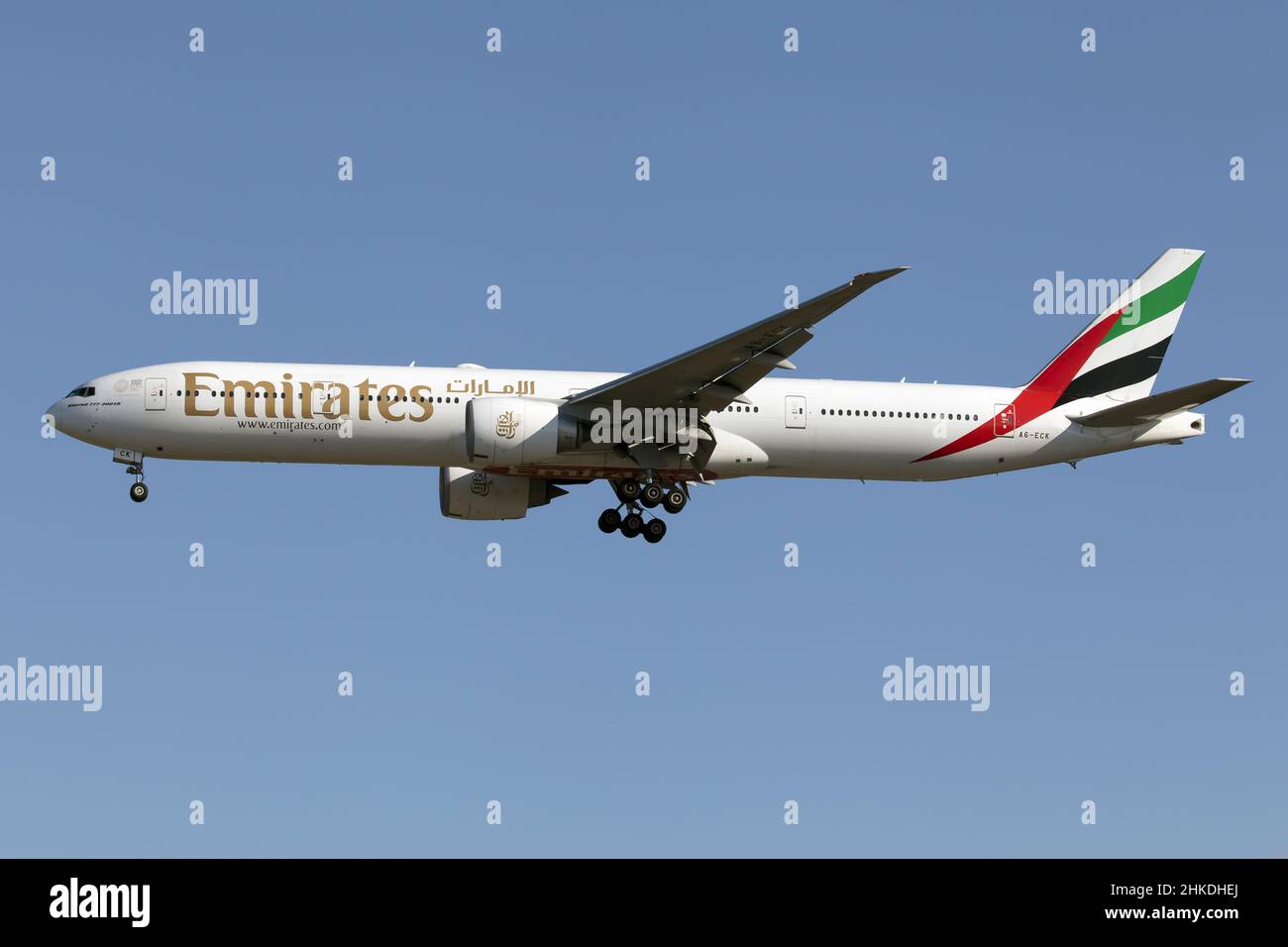 Milan, Italie.7th novembre 2021.Un Boeing 777-300ER Emirates sur le point d'atterrir à l'aéroport de Milan Malpensa.(Credit image: © Fabrizio Gandolfo/SOPA Images via ZUMA Press Wire) Banque D'Images