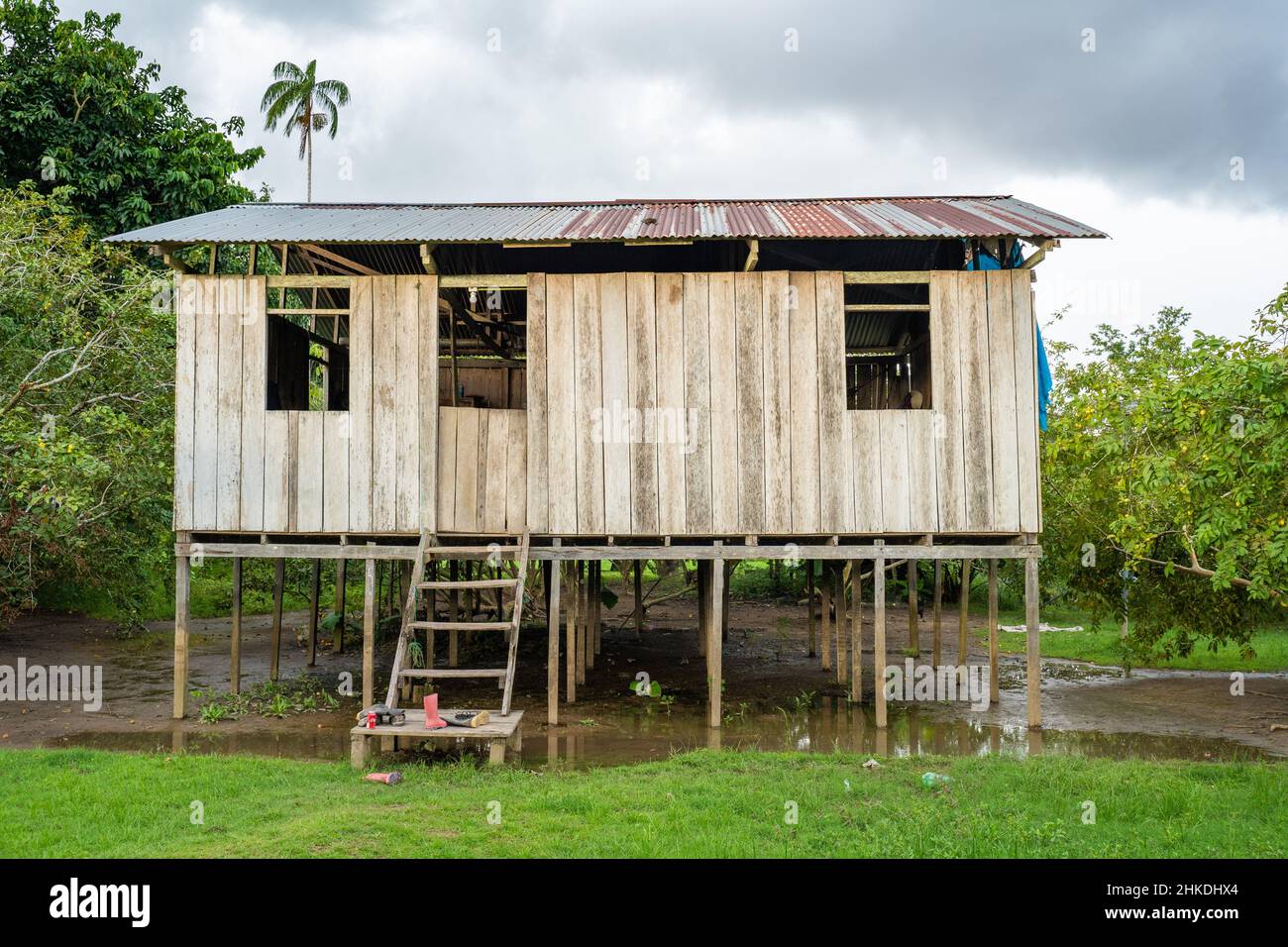 Architecture dans la communauté autochtone de Gamboa, Amazone, Pérou. Banque D'Images