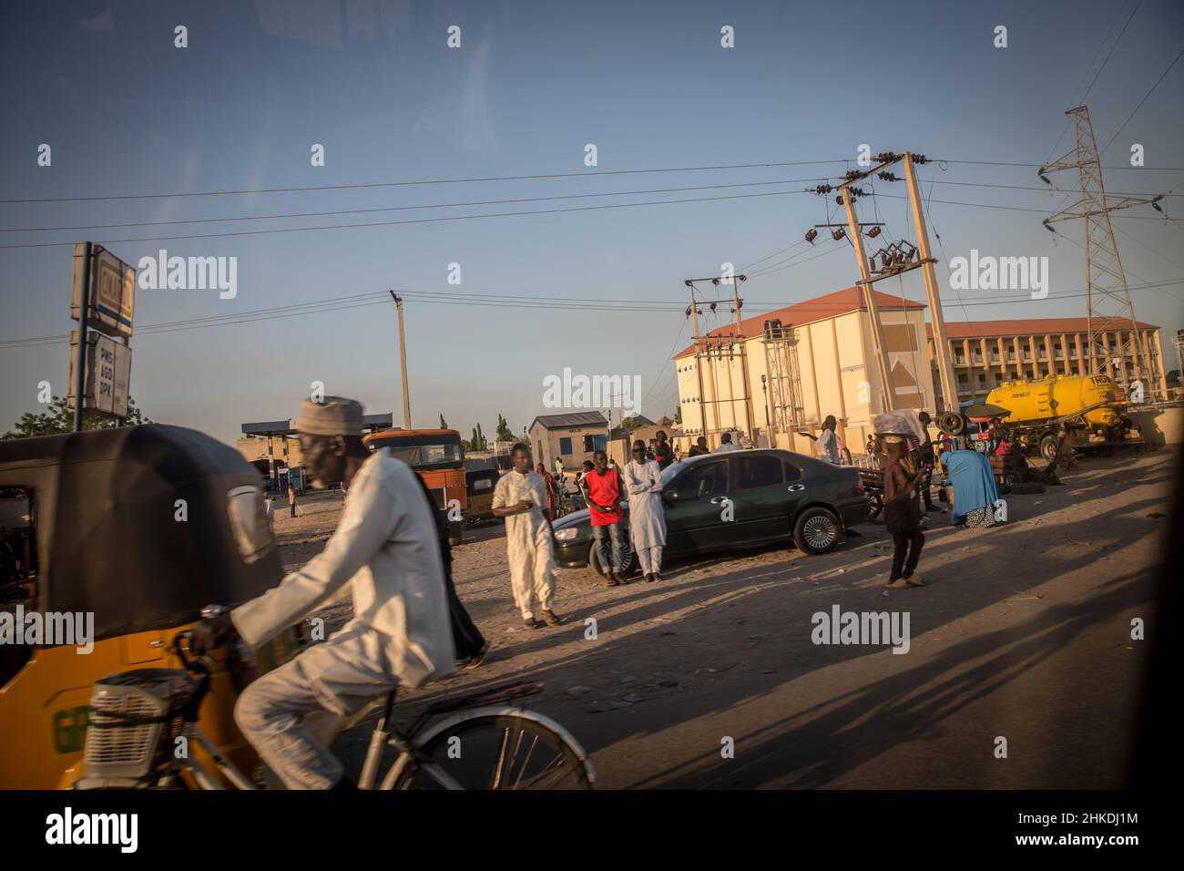 Maiduguri, Nigéria.27th novembre 2021.Les résidents marchent sous les lignes électriques à Maiduguri, la capitale de l'État de Borno.le groupe terroriste islamique Boko Haram, et plus récemment une faction appelée ISWAP, mène une insurrection dans le nord-est du Nigeria depuis plus d'une décennie.Crédit : SOPA Images Limited/Alamy Live News Banque D'Images