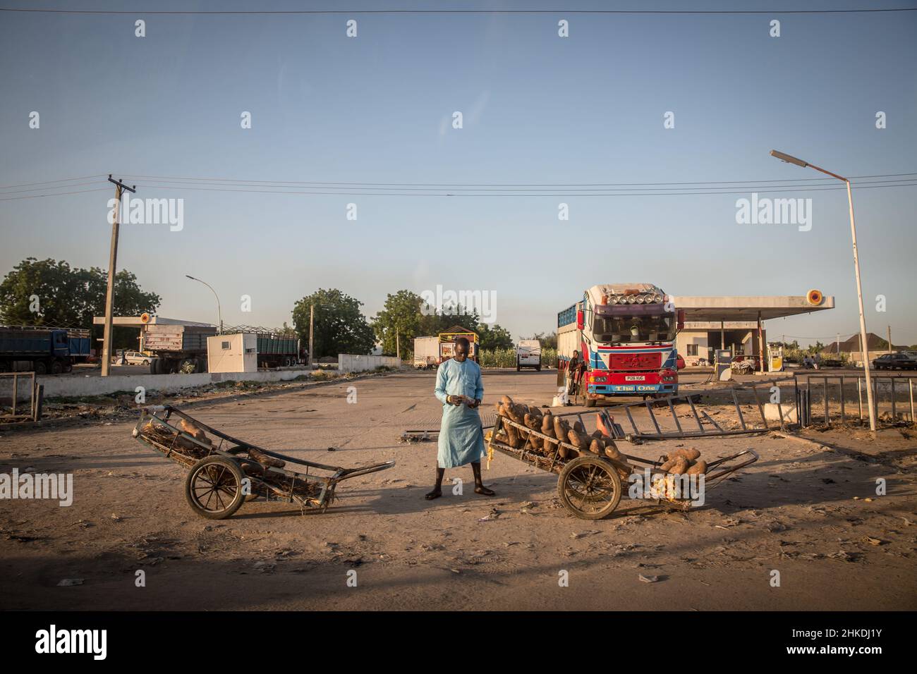 Maiduguri, Nigéria.27th novembre 2021.Un résident vu près de charrettes alors qu'il était sous les lignes électriques à Maiduguri, la capitale de l'État de Borno.le groupe militant islamique Boko Haram, et plus récemment une faction appelée ISWAP, mène une insurrection dans le nord-est du Nigeria depuis plus d'une décennie.Crédit : SOPA Images Limited/Alamy Live News Banque D'Images