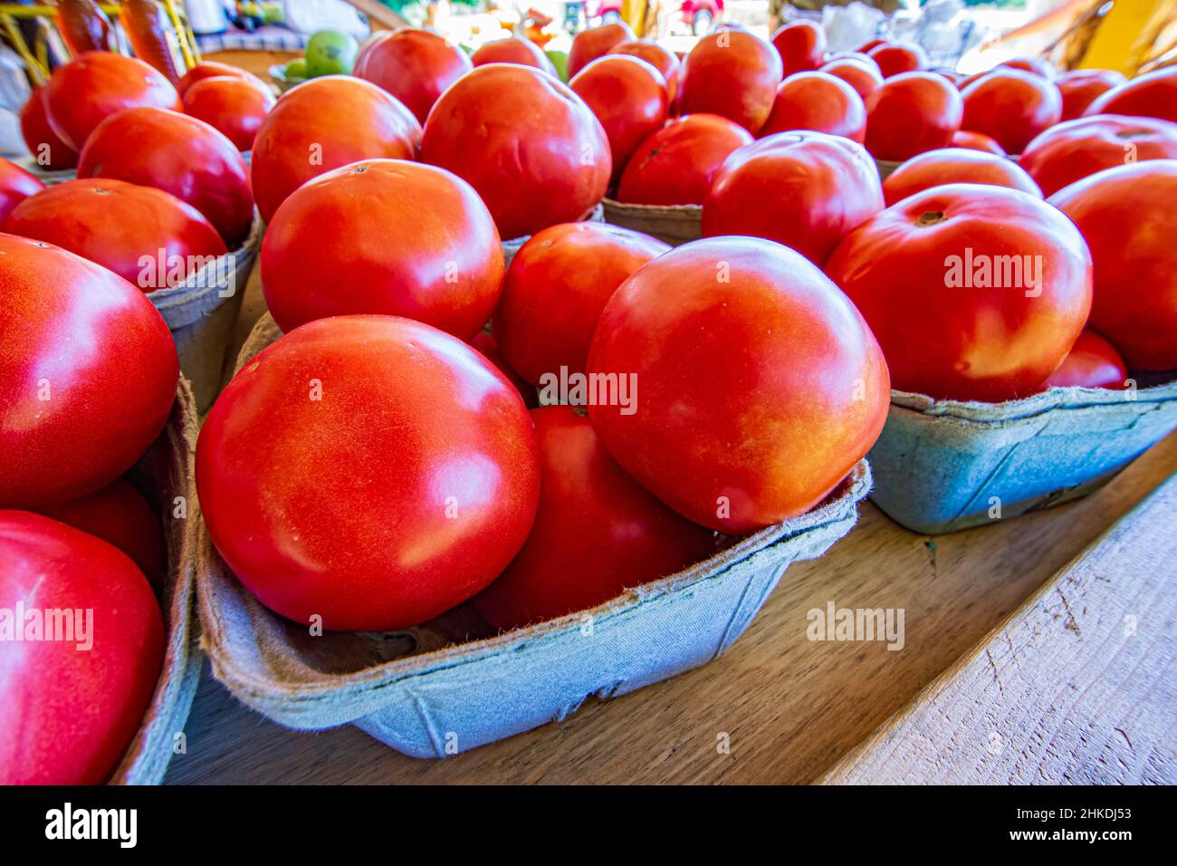 Gros plan des tomates exposées sur le marché d'un agriculteur Banque D'Images