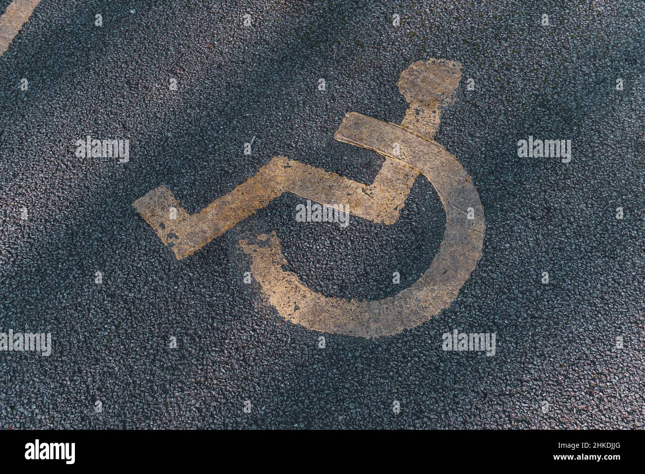 Parking handicapés.Place de parking accessible.Badge bleu.Panneau jaune pour fauteuil roulant au sol Banque D'Images