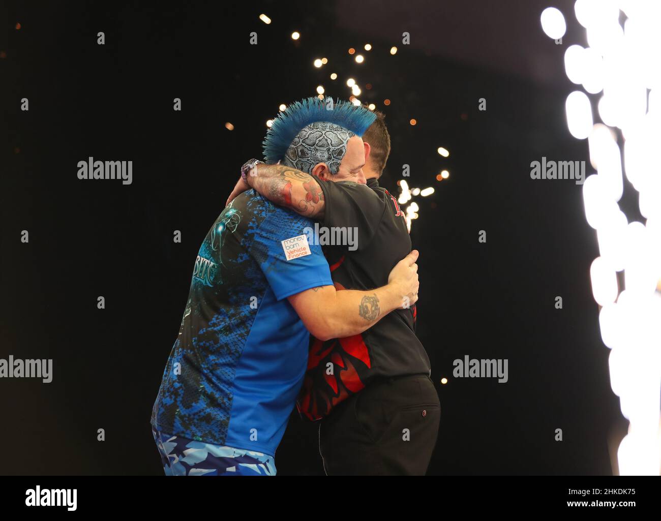 3rd février 2022 :Motorpoint Arena, Cardiff, pays de Galles; PDC Premier League fléchettes : Peter Wright et Jonny Clayton embrassent après que Peter Wright a remporté 1-6 dans la finale Banque D'Images
