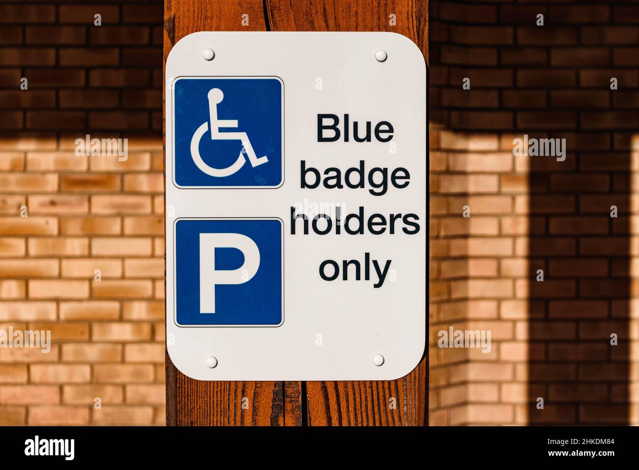 Badge bleu.Panneau d'espace de stationnement pour personnes handicapées. Banque D'Images