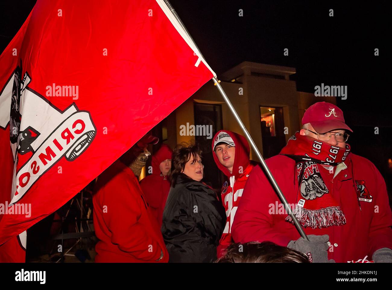 Les fans de football Crimson Tide attendent de féliciter l'équipe pour la victoire au championnat national, le 8 janvier 2010, à Tuscaloosa, Alabama. Banque D'Images