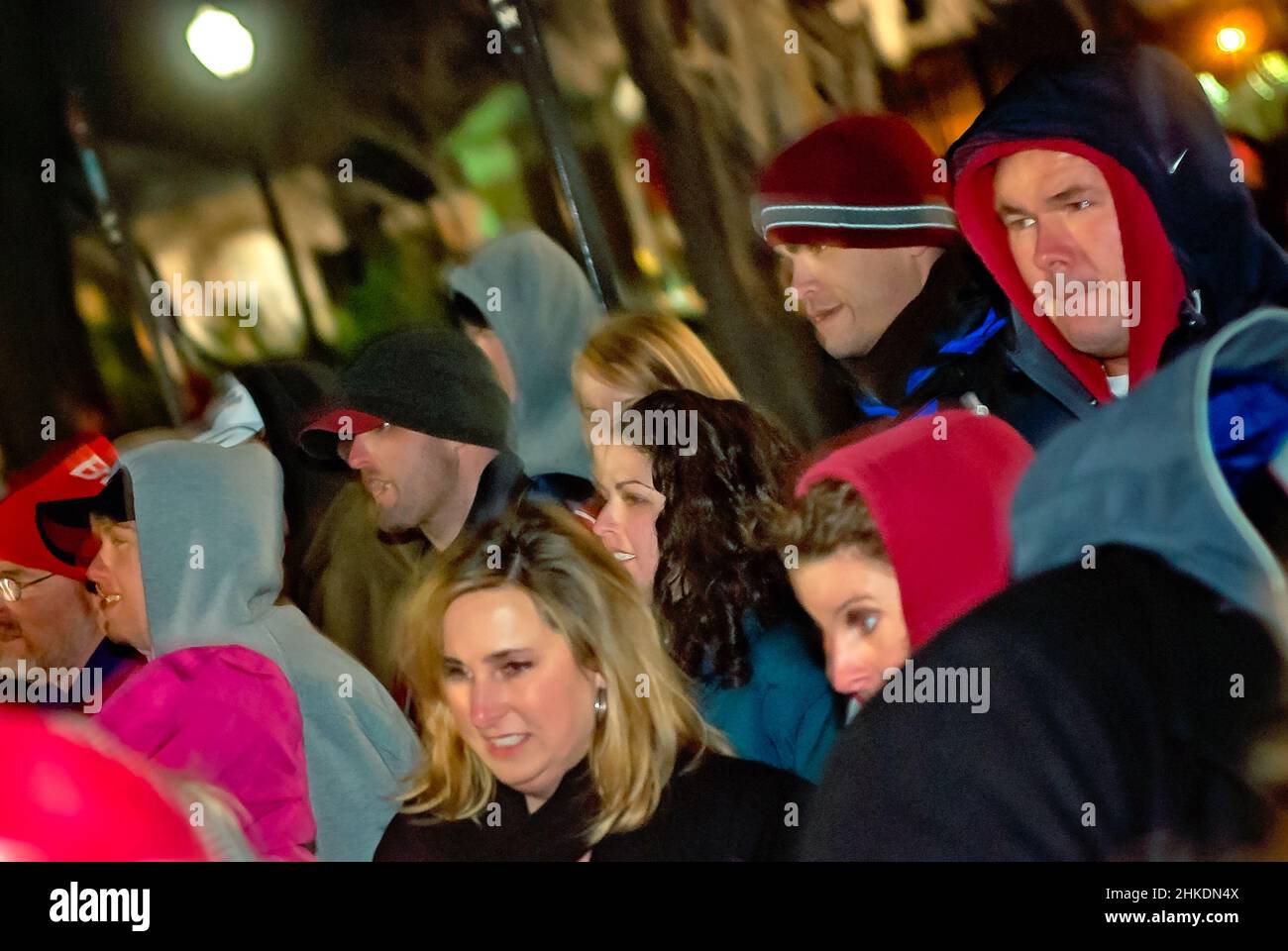 Les fans de football Crimson Tide attendent de féliciter l'équipe pour la victoire au championnat national, le 8 janvier 2010, à Tuscaloosa, Alabama. Banque D'Images