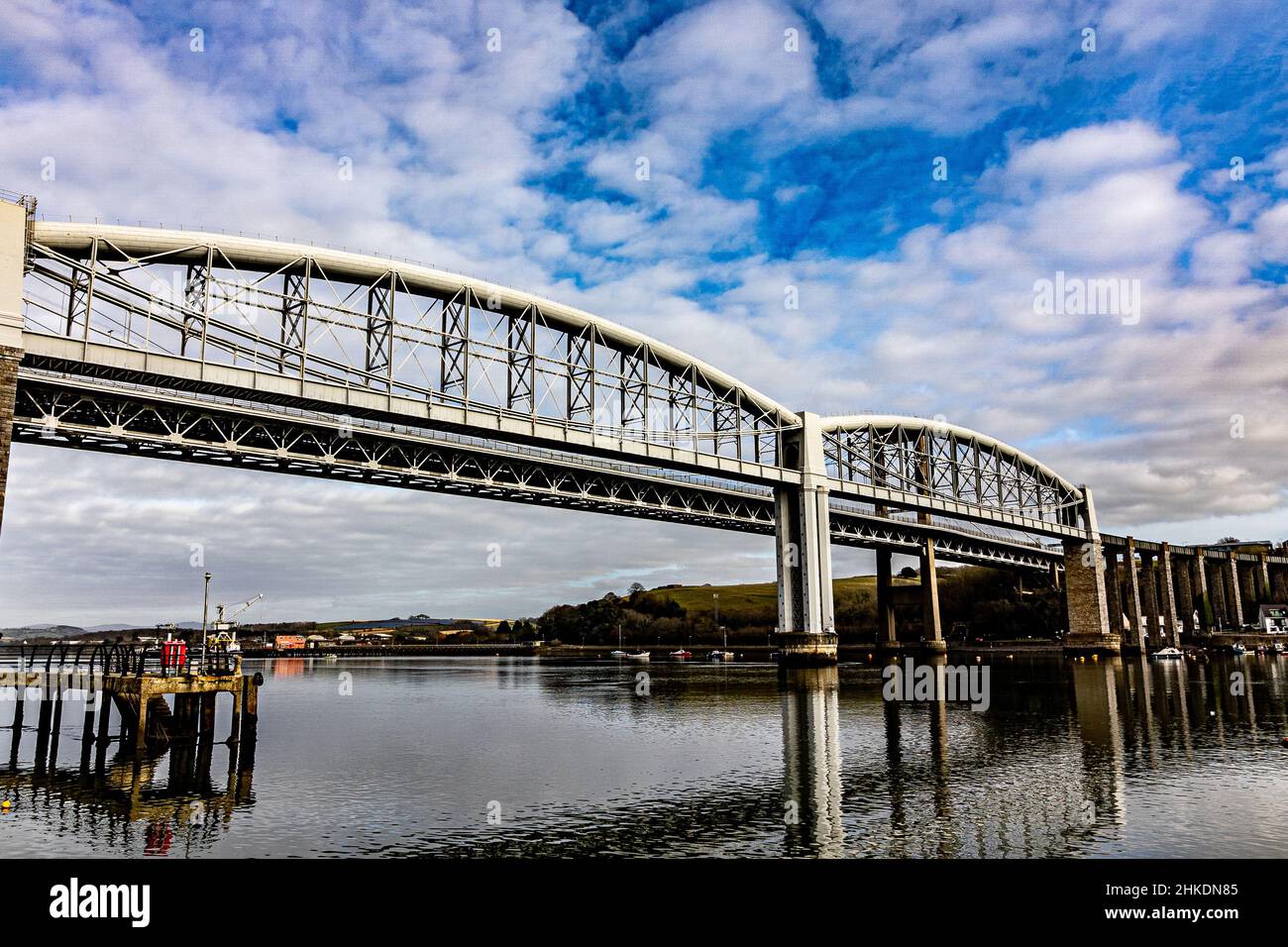 Vue sur les ponts Tamar et Royal Albert reliant Saltash et Plymouth, Cornouailles Banque D'Images