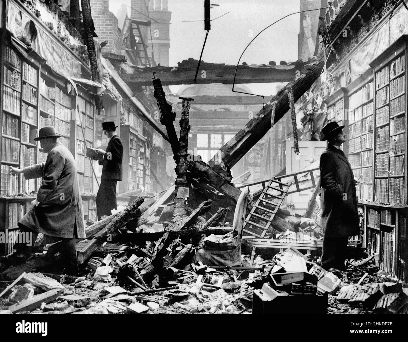 Bibliothèque Holland House après un raid aérien.Londres 1940 Banque D'Images
