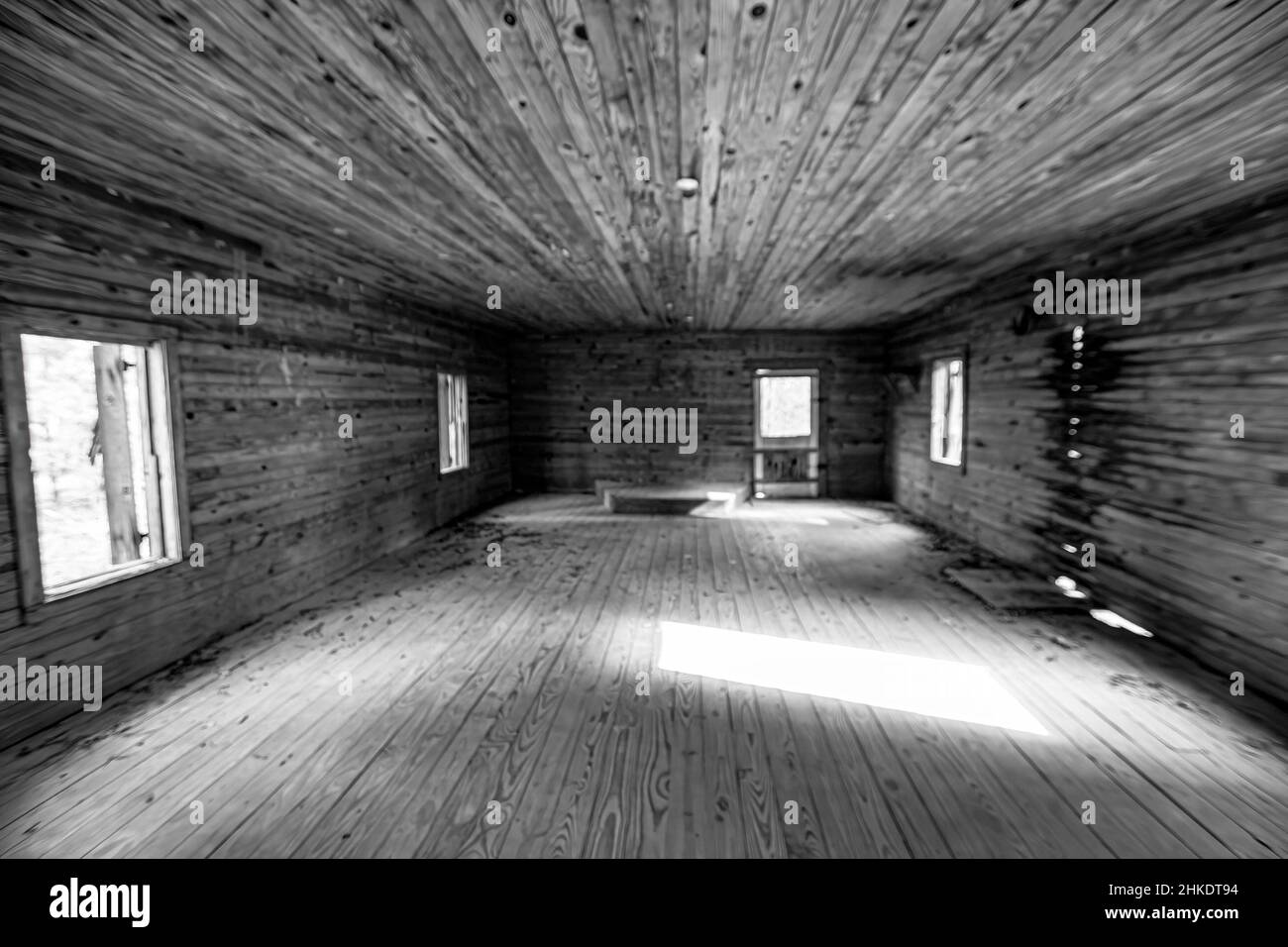 Orrville, Alabama, États-Unis - 26 janvier 2021 : intérieur de la maison d'école afro-américaine à une pièce du parc archéologique Old Cahawba. Banque D'Images