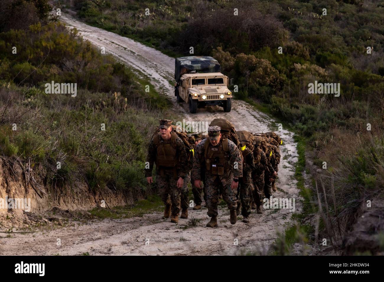 Marines des États-Unis avec 1st radio Battalion, I Marine Expeditionary Force information Group effectue une randonnée de peloton sur la base du corps des Marines Camp Pendleton, Californie, le 28 janvier 2022.Le peloton de guerre électronique a effectué une randonnée de 8 kilomètres pour maintenir l'état de préparation au sein de l'unité.Le bataillon radio de 1st établit, exploite et maintient l'architecture d'information de renseignement nécessaire pour permettre et fournir des capacités d'intelligence de signaux, de guerre électronique et d'exploitation de réseaux informatiques.(É.-U.Photo du corps marin par Cpl.Austin Gillam) Banque D'Images
