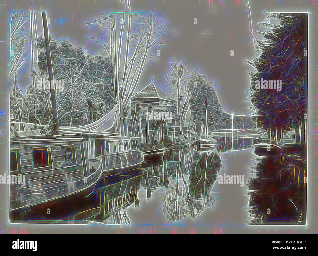 Inspiré par les navires dans un fossé, peut-être près de Broek dans Waterland, James Higson, Broek dans Waterland, 1904, papier baryta, Hauteur 109 mm × largeur 153 mm, repensé par Artotop. L'art classique réinventé avec une touche moderne. Conception de lumière chaleureuse et gaie, de luminosité et de rayonnement de lumière. La photographie s'inspire du surréalisme et du futurisme, embrassant l'énergie dynamique de la technologie moderne, du mouvement, de la vitesse et révolutionne la culture Banque D'Images