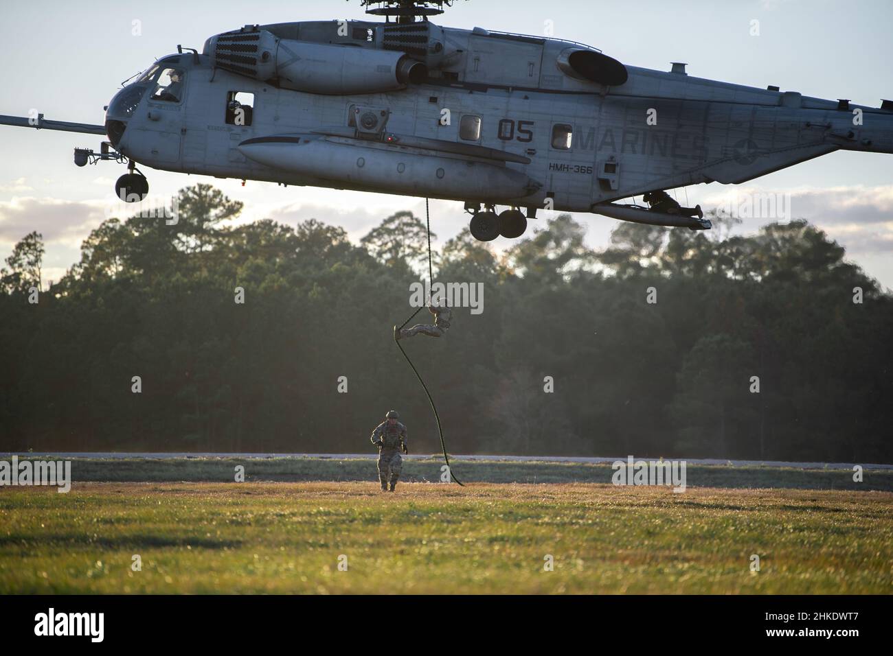 Un Airman du 820th base Defense Group, 93D Air Ground Operations Wing, sort rapidement d'un hélicoptère « Super Stallion » CH-53 de Marine corps à la base aérienne Moody, Géorgie, le 17 novembre 2021.L'escadre des opérations aériennes au sol de 93D, l'escadron 366 des hélicoptères marins lourds et le Centre d'entraînement des soldats de la Garde nationale de l'Armée de terre ont mené une formation rapide sur la corde pour s'entraîner à déployer du personnel à partir d'un hélicoptère dans des endroits où l'hélicoptère lui-même ne peut pas se toucher.(É.-U.Photo de la Force aérienne par 1st Lt. Katie Tamesis) Banque D'Images