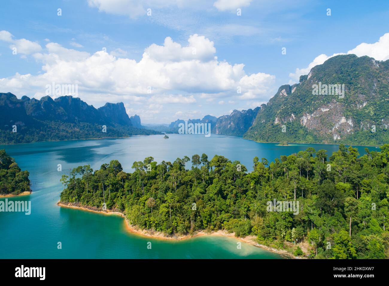 Vue aérienne de drone du pic tropical de la montagne en Thaïlande belles  îles de l'archipel Thaïlande montagnes panoramiques sur le lac dans le parc  national de Khao Sok Photo Stock -
