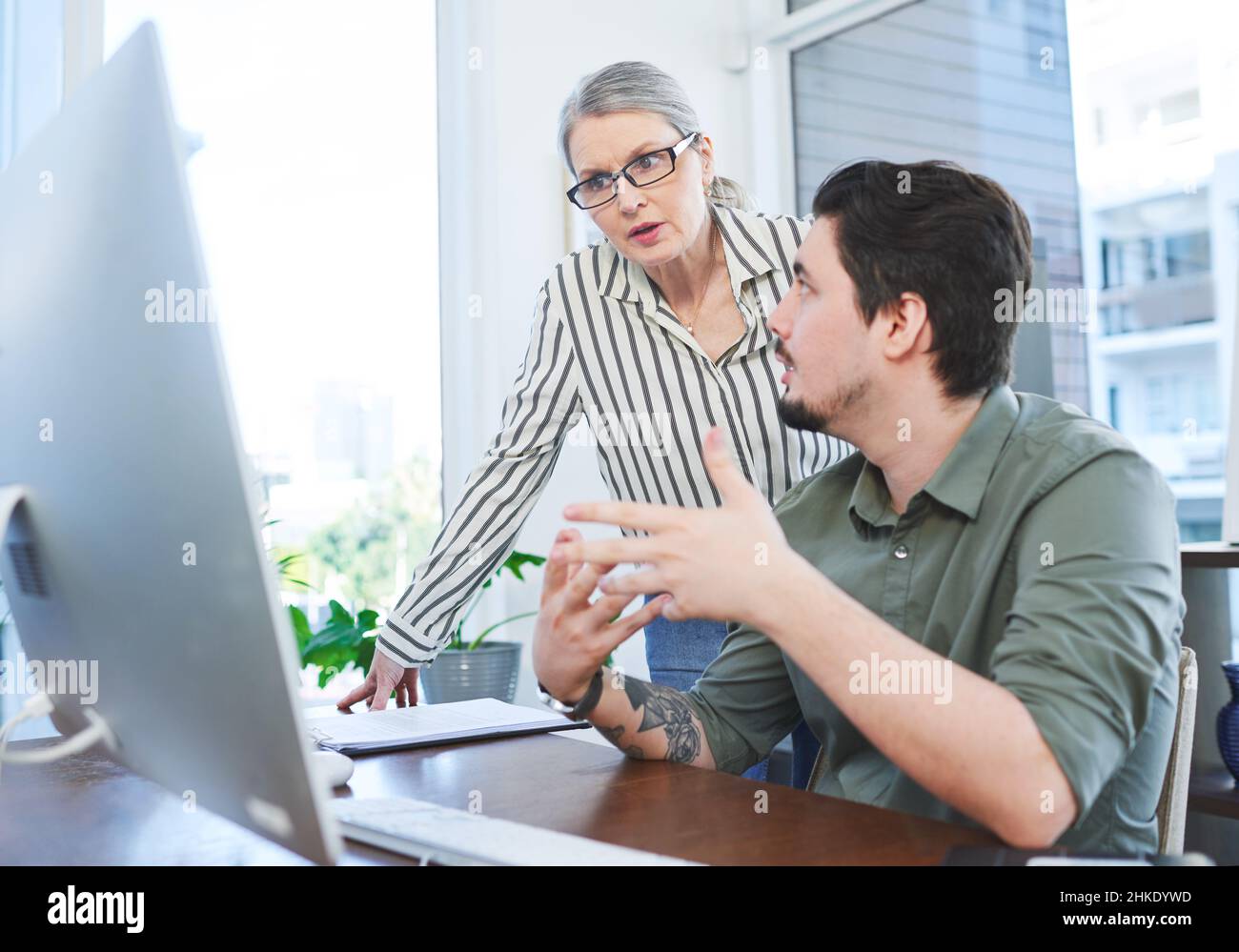 Créer quelque chose d'innovant ensemble.Photo de deux hommes d'affaires travaillant ensemble sur un ordinateur dans un bureau. Banque D'Images
