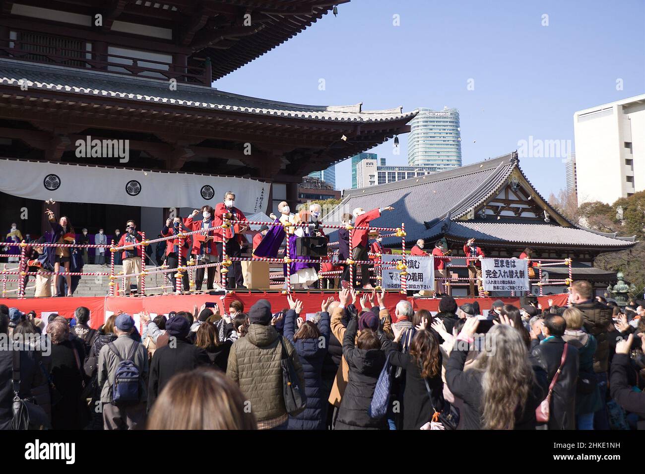 Le festival annuel de Setsubun se tient au temple de Zojoji pour chasser la malchance pour l'année à venir le 3 février 2022 à Tokyo, Japon.Credit: Michael Steinebach/AFLO/Alay Live News Banque D'Images
