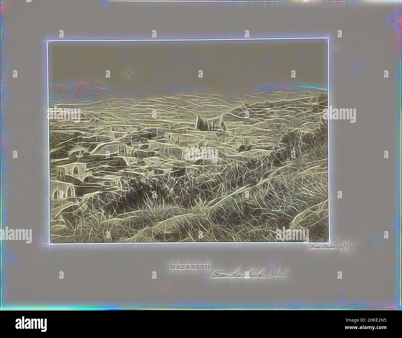 Inspiré par la vue de Nazareth, Nazareth. Du Nord, Francis Frith, Nazareth, 1857, papier, Imprimé albumine, hauteur 240 mm × largeur 310 mm, repensé par Artotop. L'art classique réinventé avec une touche moderne. Conception de lumière chaleureuse et gaie, de luminosité et de rayonnement de lumière. La photographie s'inspire du surréalisme et du futurisme, embrassant l'énergie dynamique de la technologie moderne, du mouvement, de la vitesse et révolutionne la culture Banque D'Images