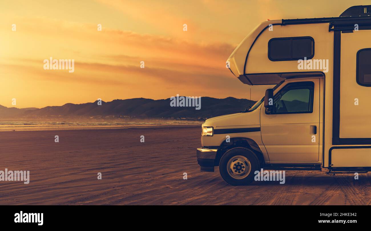 Camping camping-car camping-car classe C Camping camping-car.Vacances sur une route.Thème RVing. Banque D'Images