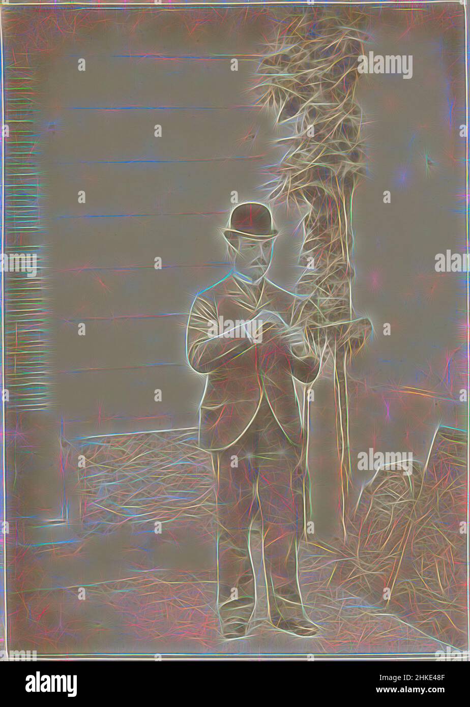 Inspiré par Portrait d'un homme français portant un chapeau de melon, éclairant une cigarette, partie d'un album photo d'un photographe amateur français avec des photos de famille, distillerie Delizy & amp; Doistu fils, l'armée et les lieux d'intérêt en France., France, c. 1900 - c. 1910, papier, imprimé albumine, hauteur 160, réimaginé par Artotop. L'art classique réinventé avec une touche moderne. Conception de lumière chaleureuse et gaie, de luminosité et de rayonnement de lumière. La photographie s'inspire du surréalisme et du futurisme, embrassant l'énergie dynamique de la technologie moderne, du mouvement, de la vitesse et révolutionne la culture Banque D'Images