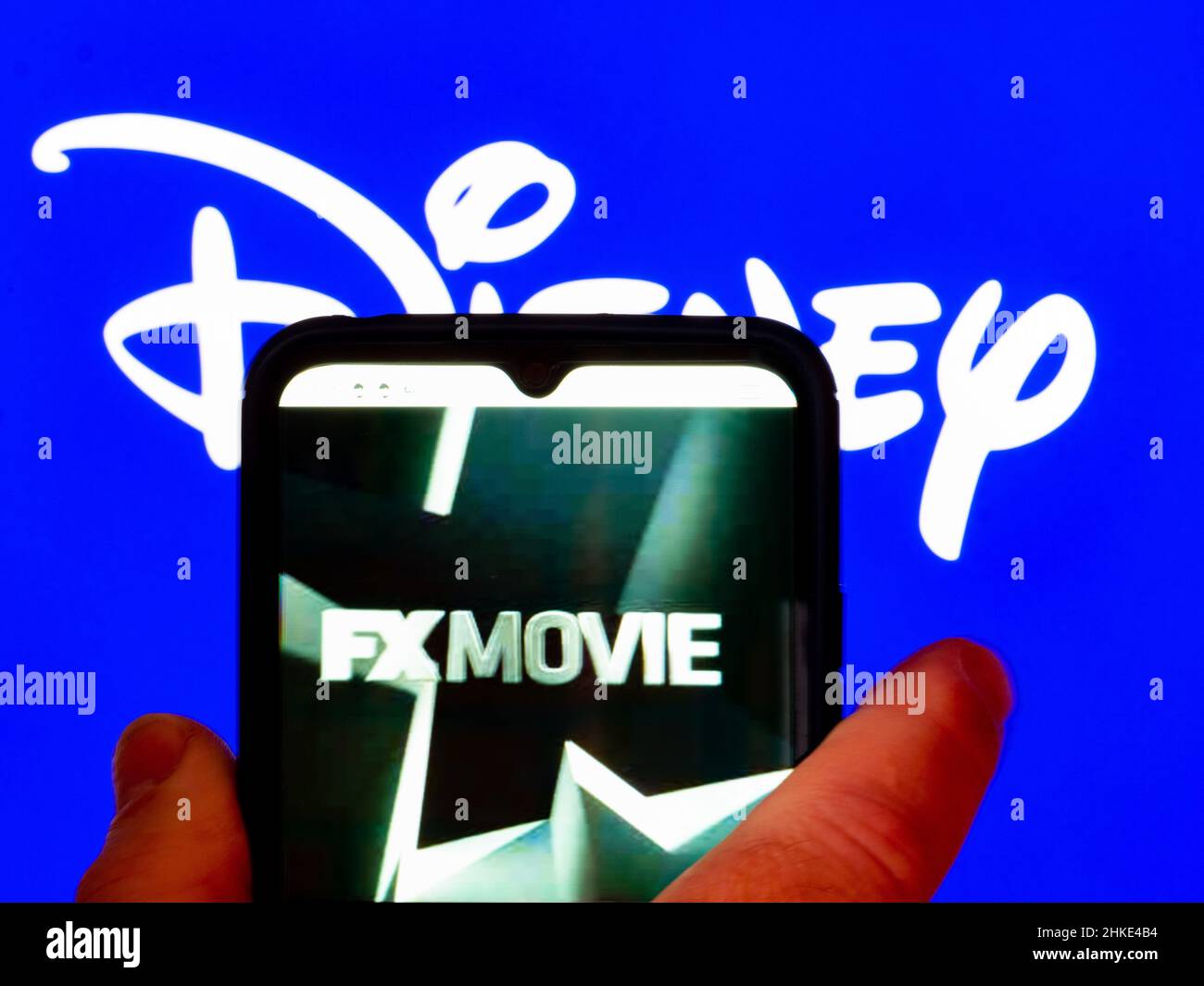 Ukraine.03rd févr. 2022.Dans cette illustration, le logo FX Movie s'affiche sur l'écran d'un smartphone avec un logo Disney en arrière-plan.(Photo par Igor Golovniov/SOPA Images/Sipa USA) crédit: SIPA USA/Alay Live News Banque D'Images