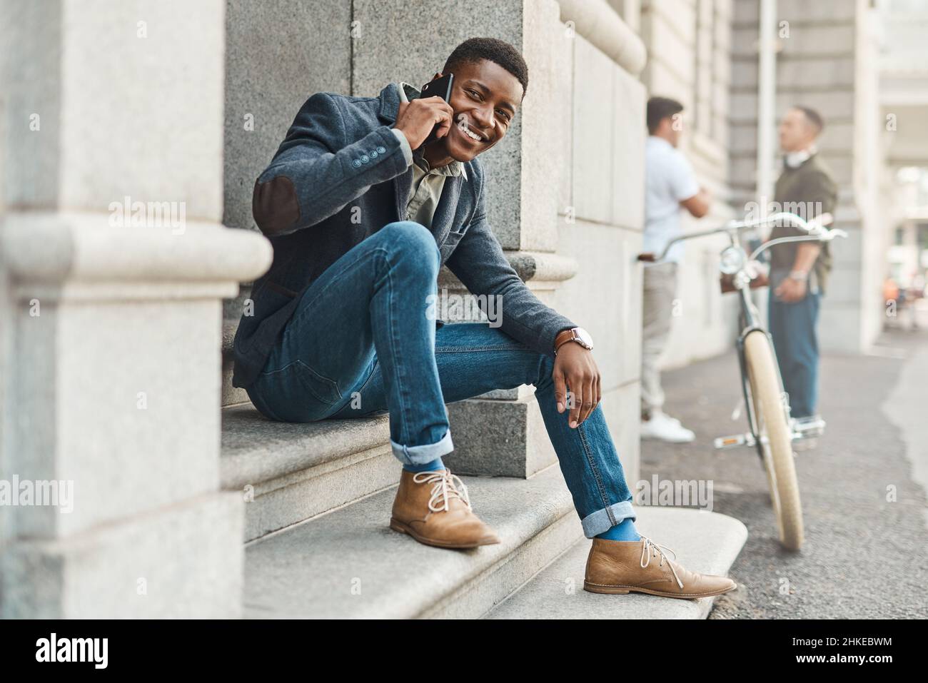 Gagner sur les clients nécessite une bonne communication.Photo d'un jeune homme d'affaires utilisant un smartphone sur un fond urbain. Banque D'Images