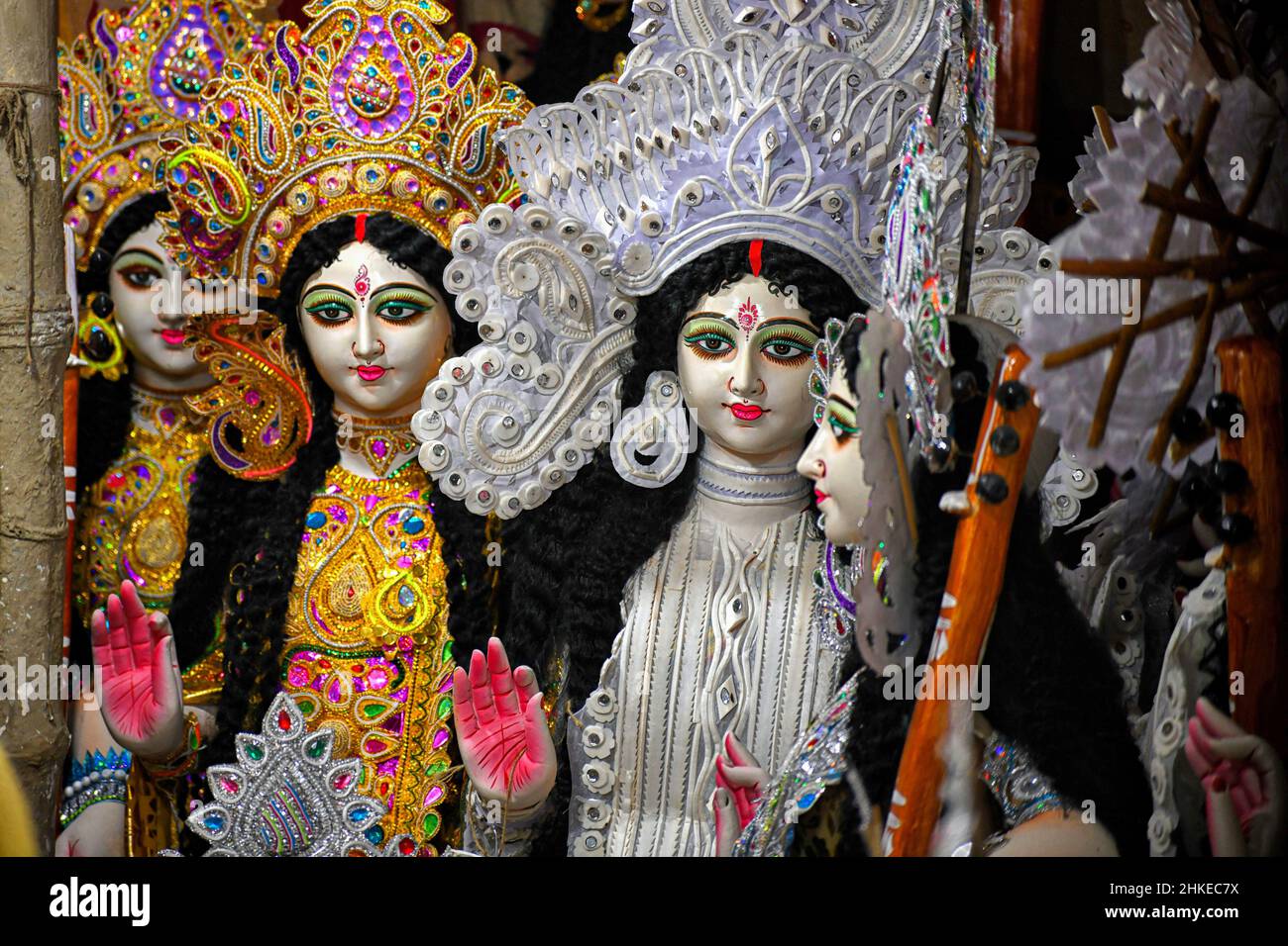 Kolkata, Inde.03rd févr. 2022.Idoles de Devi Saraswati vues pendant les préparatifs du festival.Basant Panchami ou Vasant Panchami est un festival hindou qui célèbre l'arrivée du printemps en Inde.(Photo par Avishek Das/SOPA Images/Sipa USA) crédit: SIPA USA/Alay Live News Banque D'Images