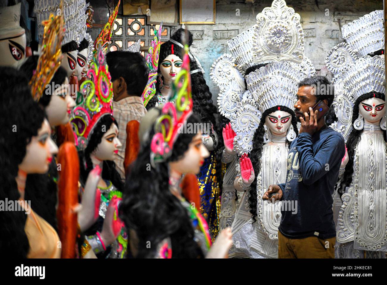 Kolkata, Inde.03rd févr. 2022.Un artiste vu avec ses créations exposées à la vente avant le festival Saraswati Puja à Kumartuli.Basant Panchami ou Vasant Panchami est un festival hindou qui célèbre l'arrivée du printemps en Inde.(Photo par Avishek Das/SOPA Images/Sipa USA) crédit: SIPA USA/Alay Live News Banque D'Images