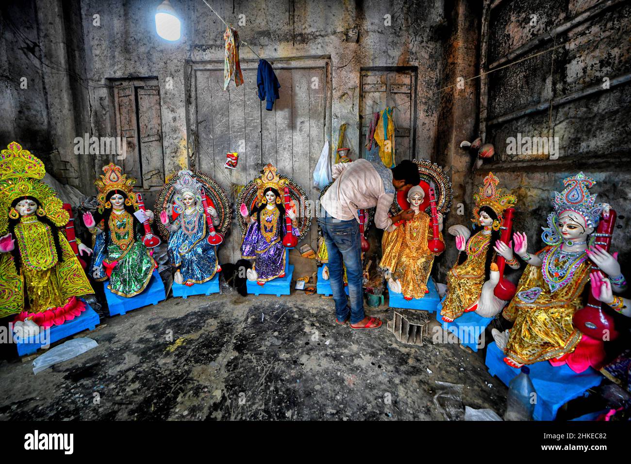 Kolkata, Inde.03rd févr. 2022.Un artiste apporte une touche finale à un Idol de la déesse hindoue Saraswati pendant les préparatifs du festival.Basant Panchami ou Vasant Panchami est un festival hindou qui célèbre l'arrivée du printemps en Inde.(Photo par Avishek Das/SOPA Images/Sipa USA) crédit: SIPA USA/Alay Live News Banque D'Images