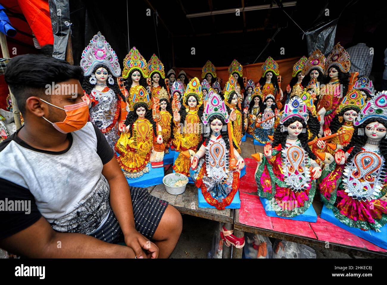 Kolkata, Inde.03rd févr. 2022.Un artiste vu avec ses créations exposées à la vente avant le festival Saraswati Puja à Kumartuli.Basant Panchami ou Vasant Panchami est un festival hindou qui célèbre l'arrivée du printemps en Inde.(Photo par Avishek Das/SOPA Images/Sipa USA) crédit: SIPA USA/Alay Live News Banque D'Images