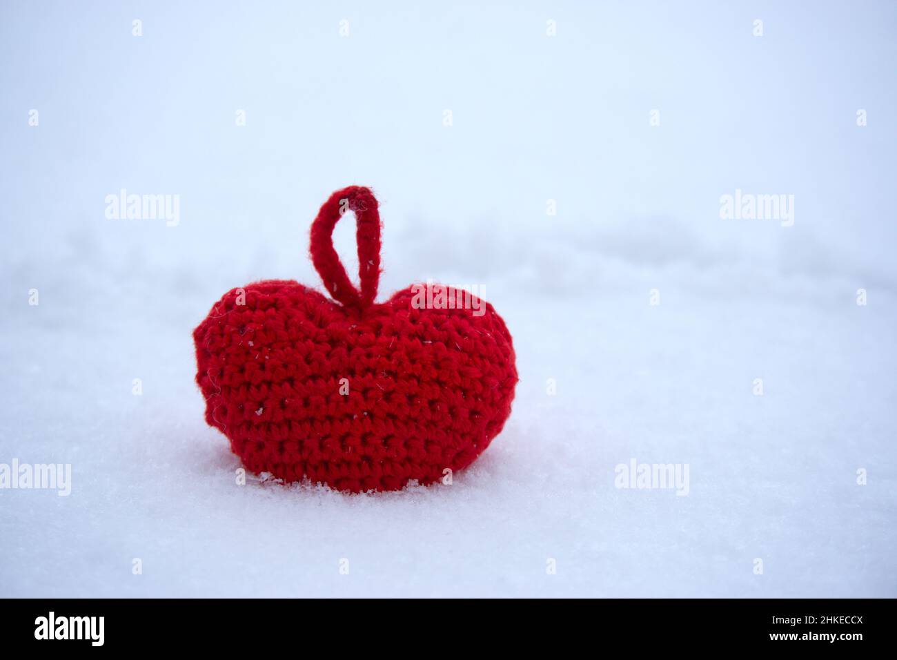 Cœur rouge dans la neige, carte de Saint Valentin, être ma Valentin Banque D'Images