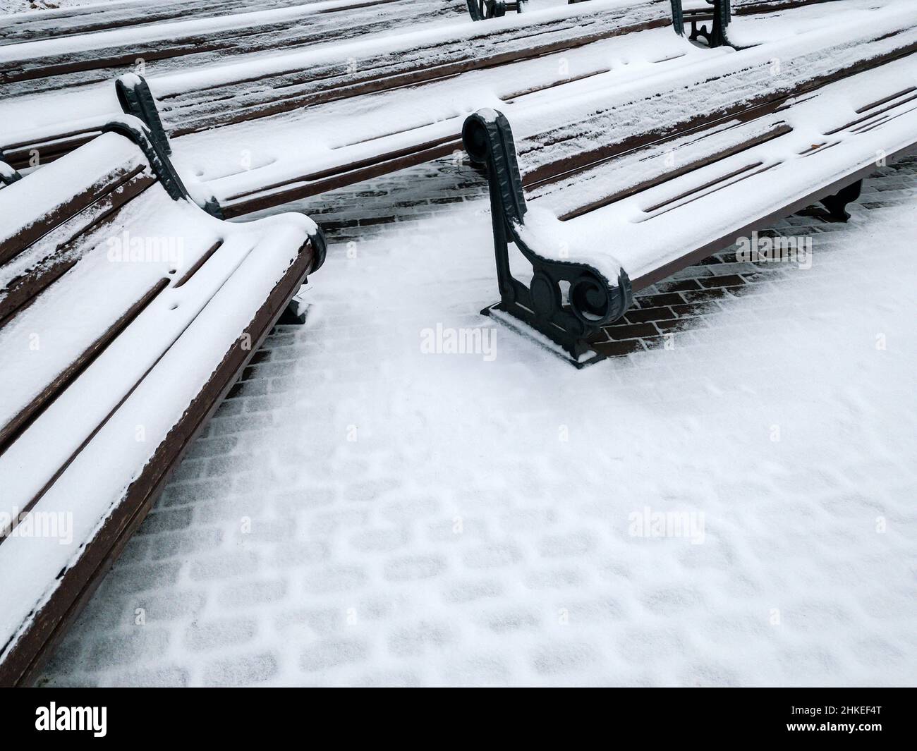 neige sur les bancs et les sentiers dans le parc. froid en hiver. Banque D'Images