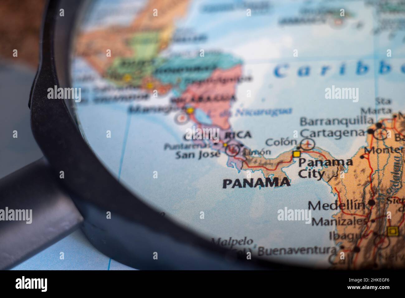 Panama sur une carte du monde à travers la loupe.Panama voyage destination planification épinglée Banque D'Images