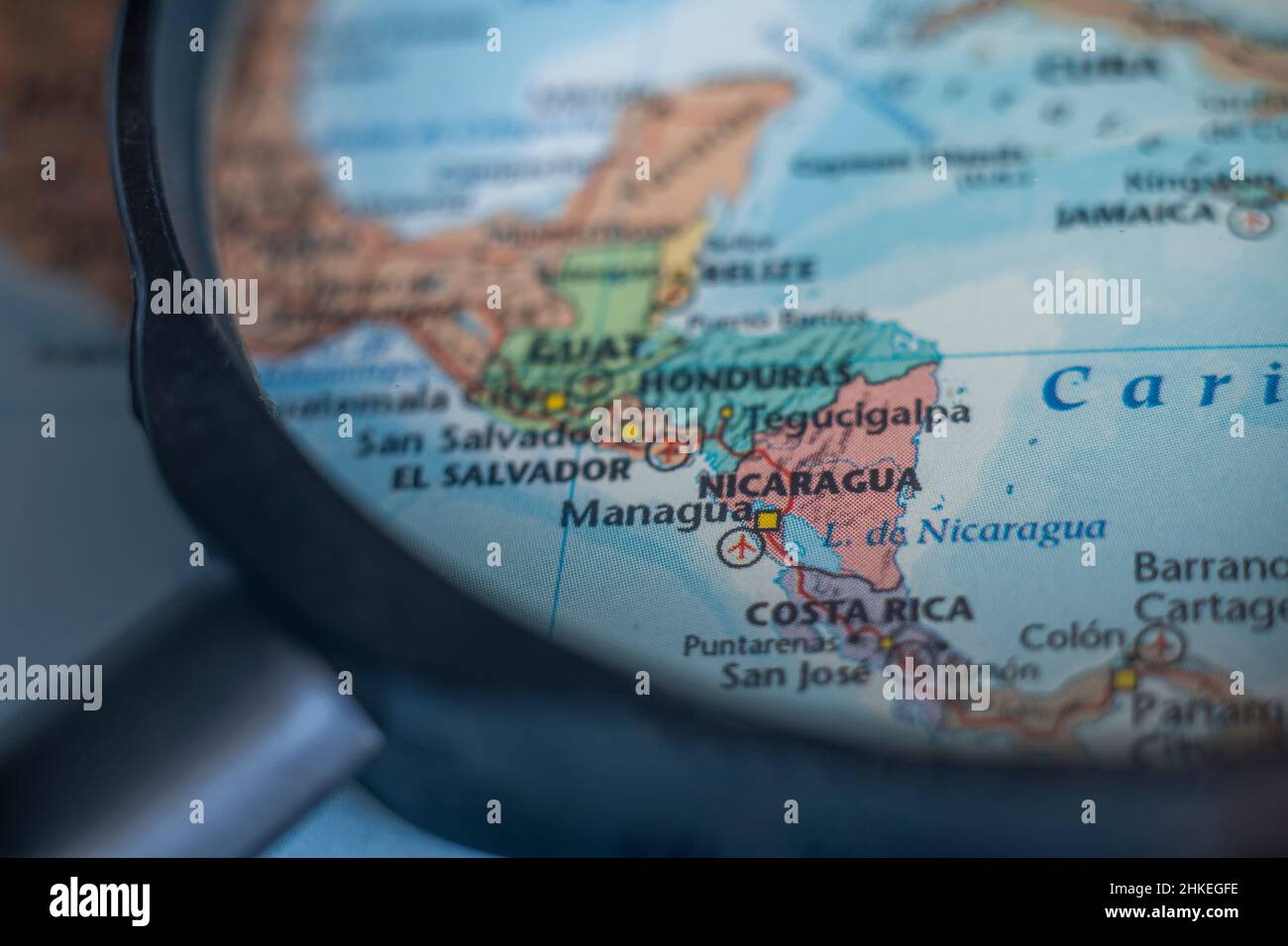Nicaragua sur une carte du monde à travers la loupe.Planification de destination de voyage au Nicaragua épinglé Banque D'Images
