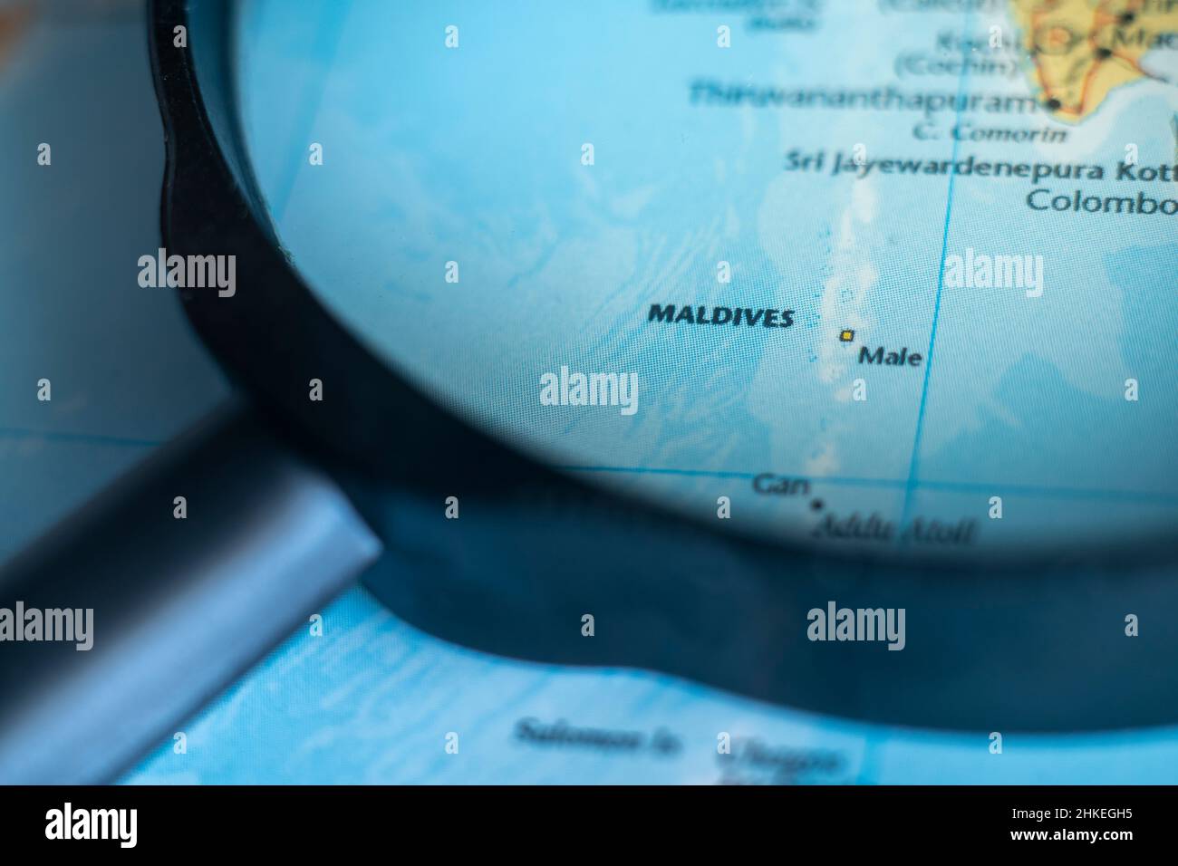 Maldives sur une carte du monde à travers la loupe.République des Maldives planification de destination de voyage épinglé Banque D'Images