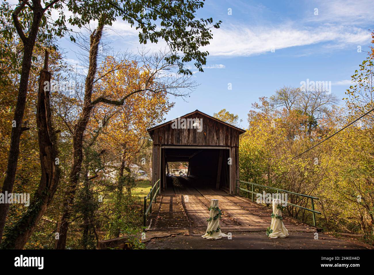 Euharlee, Géorgie, États-Unis- 6 novembre 2021 : Pont couvert du ruisseau Euharlee construit en 1886 par Washington K. King, fils du célèbre constructeur de ponts Horrace King. Banque D'Images
