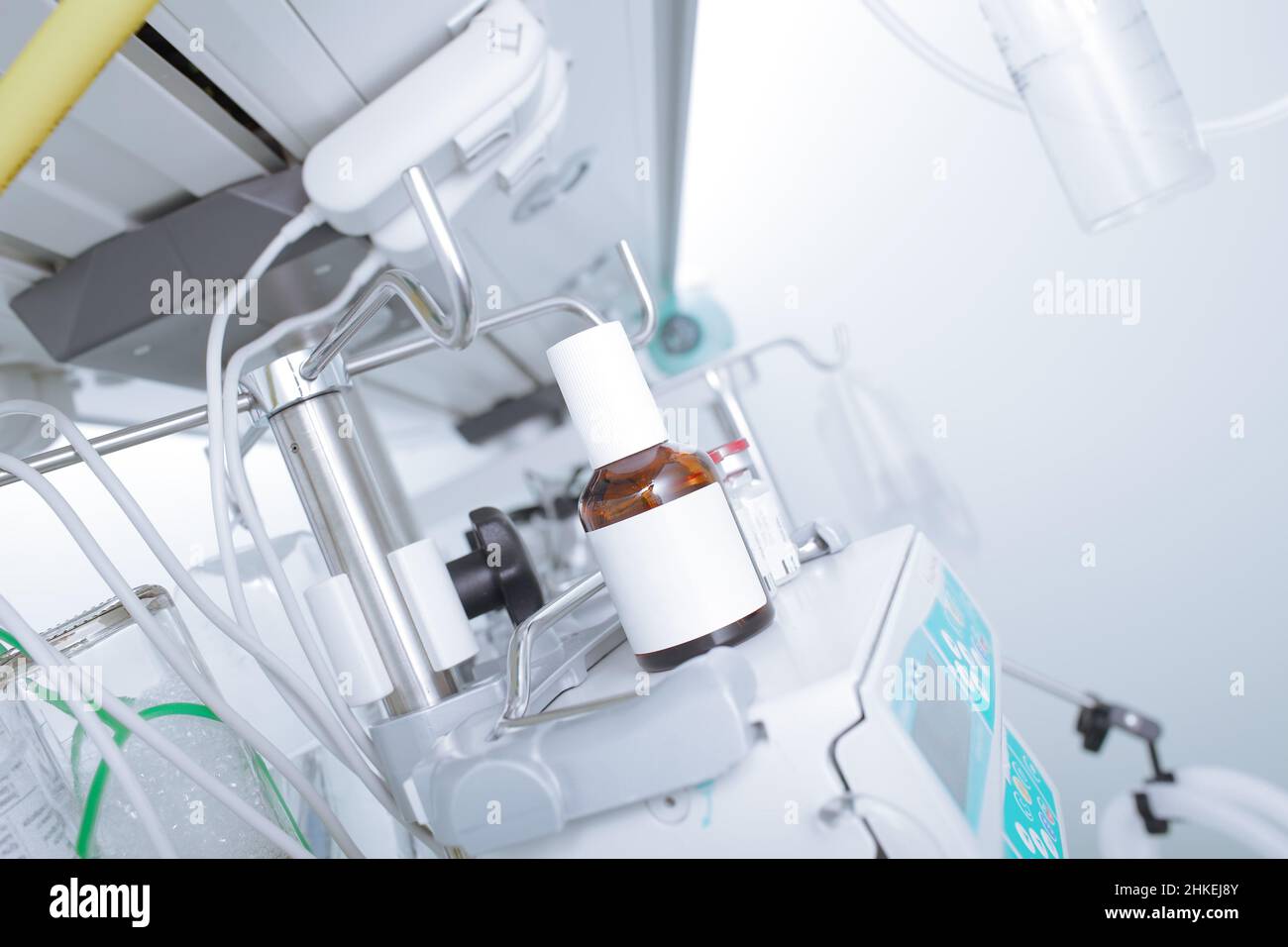 Flacon en verre sur les dispositifs médicaux de l'unité de soins intensifs, entouré de divers équipements. Banque D'Images