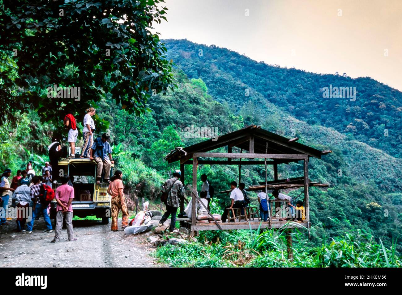 Passagers et chargement de bagages sur un camion local, Banaue, Ifugao, Philippines Banque D'Images