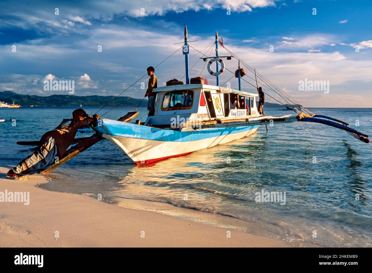 Ferry touristique à White Beach, Boracay, Aklan, Visayas, Philippines Banque D'Images