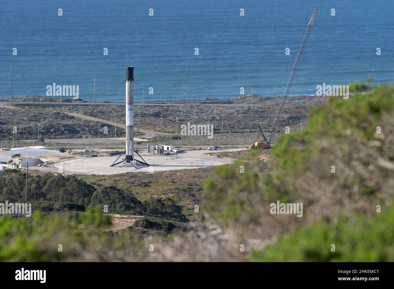 2 février 2022 ; Lompoc, Californie, États-Unis ; vue générale du propulseur d'appoint de premier étage du SpaceX Falcon 9 après qu'il eut lancé la mission NROL-87 depuis le complexe de lancement spatial 4 est (SLC-4E) à la base spatiale de Vandenberg. Crédit photo : Stan Szeto-image du sport Banque D'Images