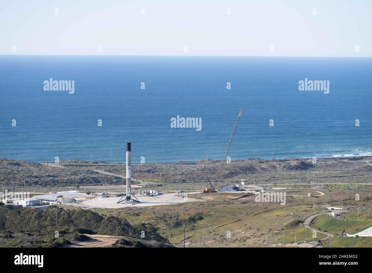 2 février 2022 ; Lompoc, Californie, États-Unis ; vue générale du propulseur d'appoint de premier étage du SpaceX Falcon 9 après qu'il eut lancé la mission NROL-87 depuis le complexe de lancement spatial 4 est (SLC-4E) à la base spatiale de Vandenberg. Crédit photo : Stan Szeto-image du sport Banque D'Images