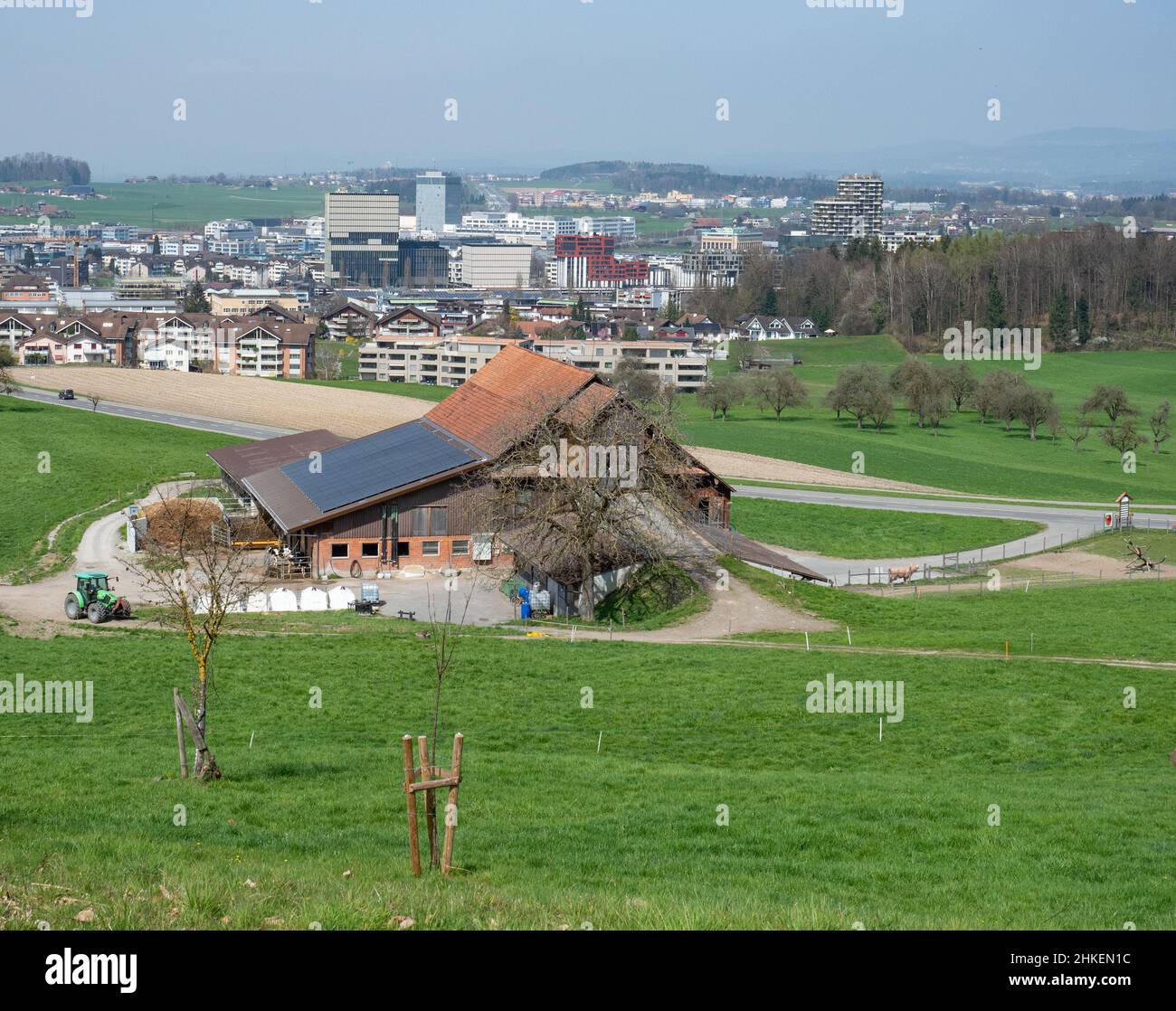 Rotkreuz, Suisse - avril 2nd 2021 : situation de l'étalement urbain.Le logement urbain approche une ferme. Banque D'Images