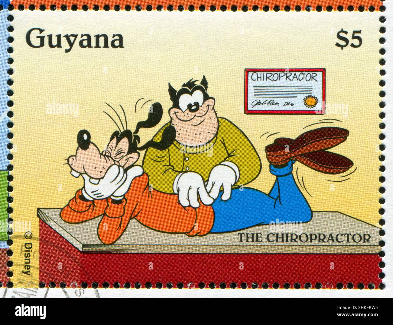 GUYANA - VERS 1995: Timbre imprimé par Guyana, montre les personnages de Walt Disney, Goofy, Chiropractor, vers 1995 Banque D'Images