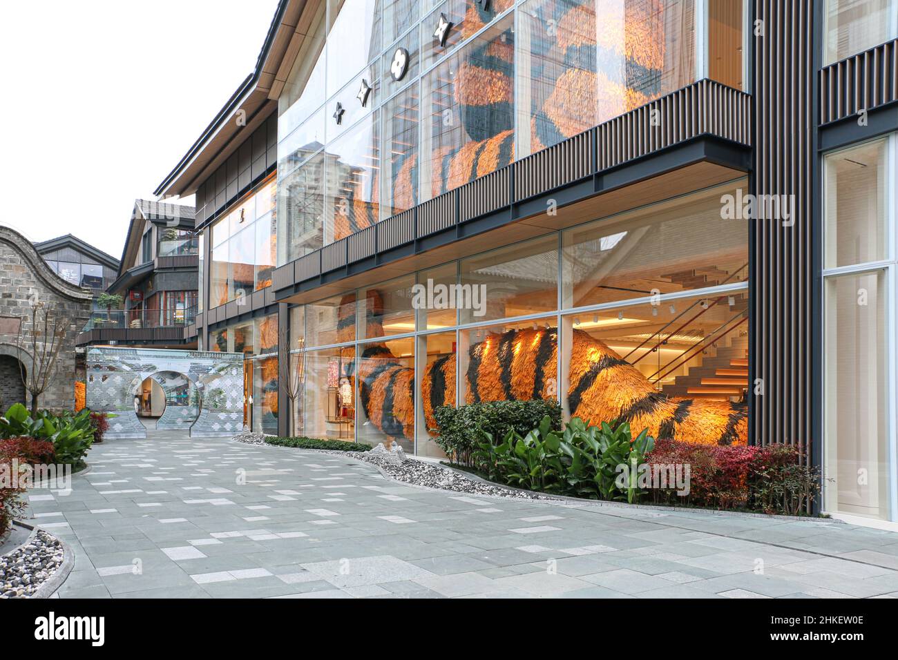 Magasins de verre de l'océan sino Tai Kooli décorés de la décoration chinoise de la queue du tigre du nouvel an à Chengdu, Sichuan, Chine Banque D'Images